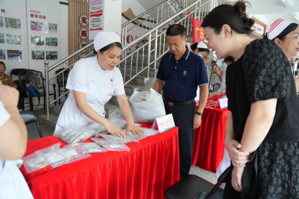 牛牛配 三伏天义诊暖民心！白云区景泰街送冬病夏治服务到家门口